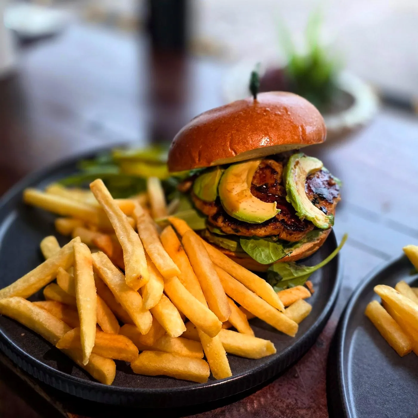 Burger con aguacate y papas fritas